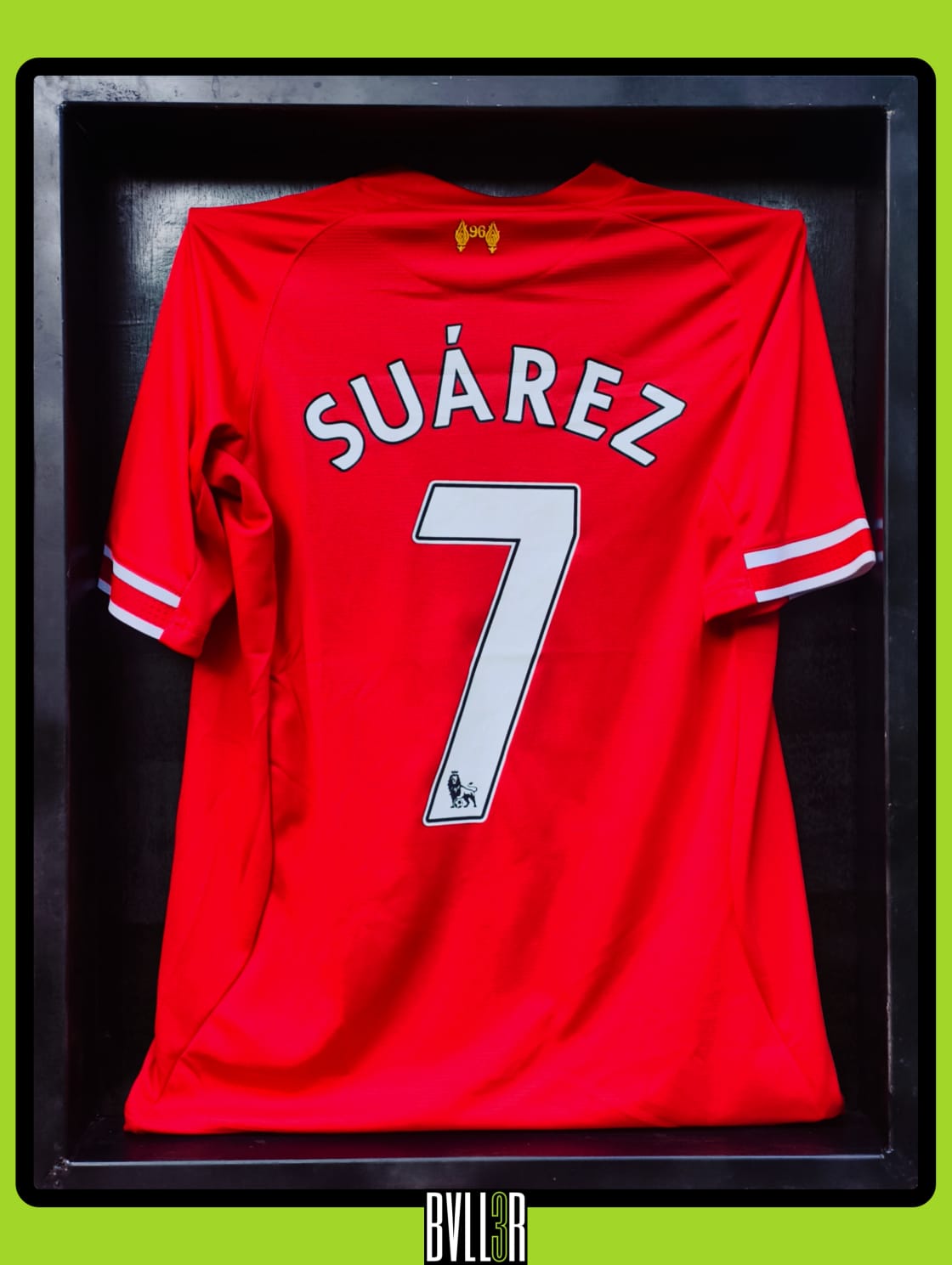 BVLL3R Suárez Liverpool 2013/14 football jersey in a premium acrylic display case with hologram showing Suárez’s full goal reel from his iconic Premier League season. A must-have for Liverpool and football kit collectors.